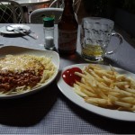 Vous jure que j’ai laissé la moitié de la sauce, mais les frites un régal, manquait la moutarde…