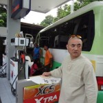 Plein de gazoline pour le bus et le bateau