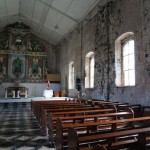Je suis entré dans l’église, je n’y ai vu personne. Juste le regard éteint du plâtre des statues (Cabrel)